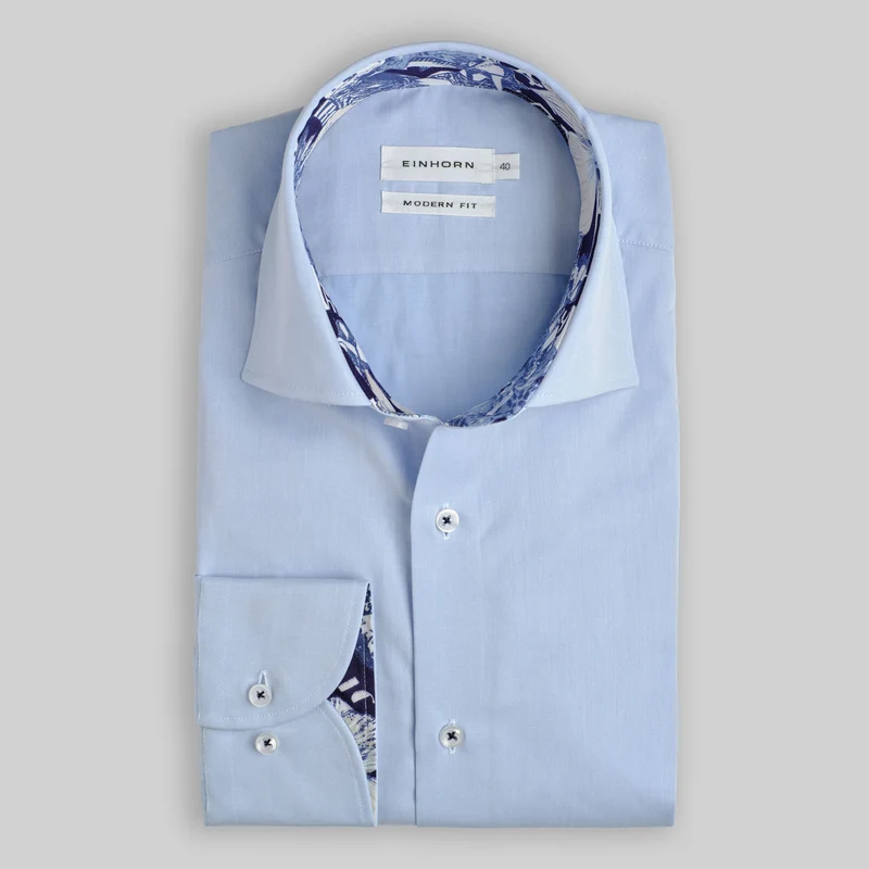 Hellblaues Hemd mit Kontrast